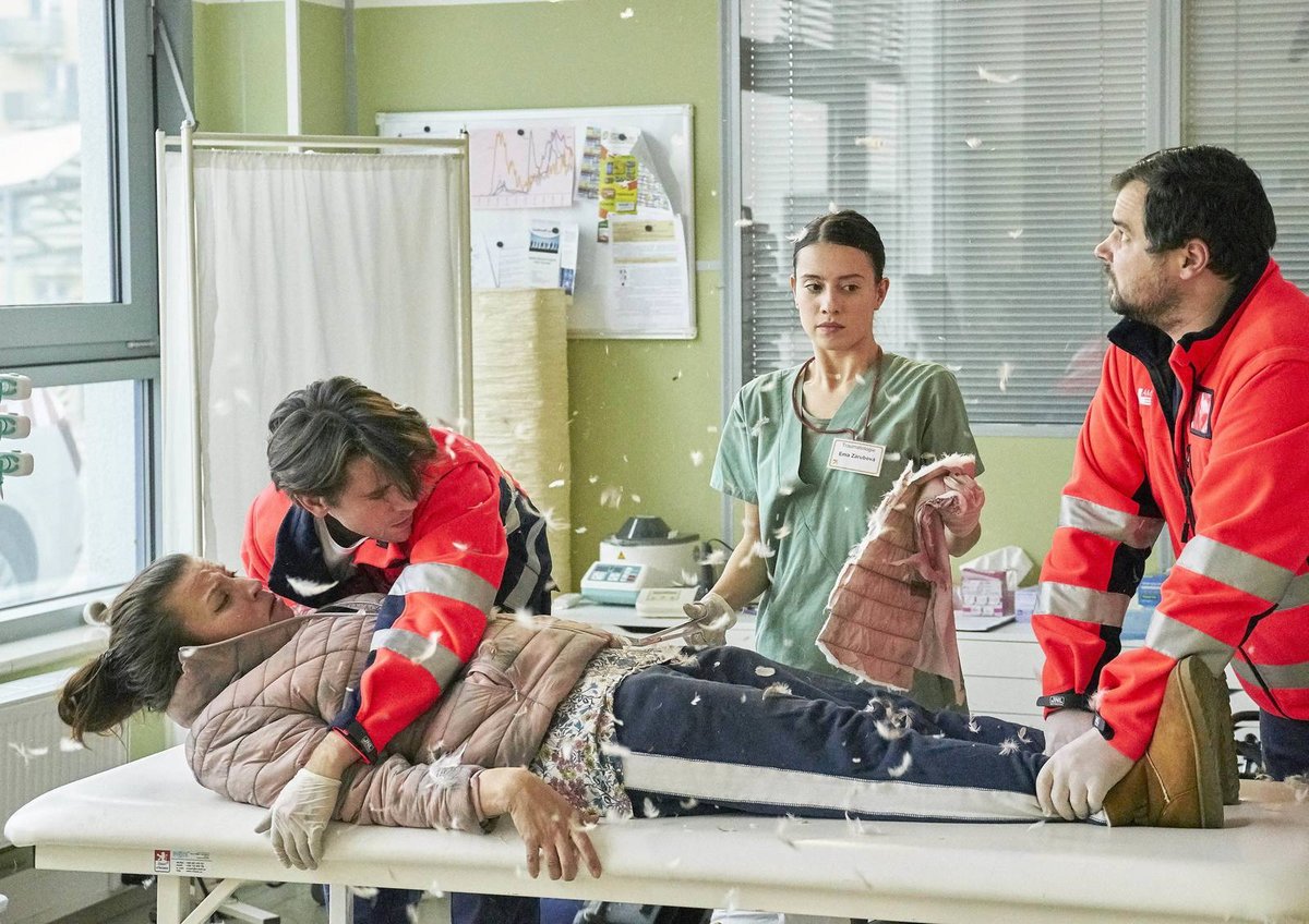 Seriál se odehrává na traumatologickém oddělení.  Čtyři hlavní hvězdy seriálu: Jitka Schneiderová, Ester Geislerová, Martina Preissová a Barbora Černá.