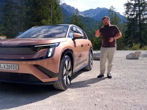 Vaculík v pandě, Karlík mezi kamiony a Bednář v elektrikách: Pátý díl televizního Světa motorů už zítra!