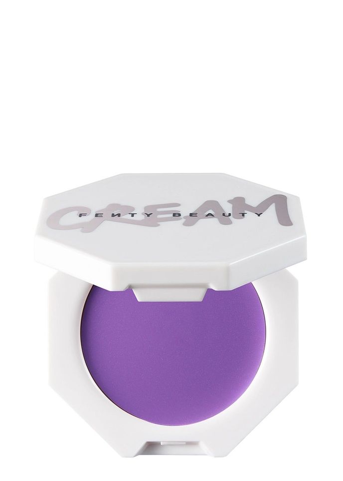 Odstín Drama Class je dokonalou neonově fialovou tvářenkou. Fenty Beauty, 779 Kč Odstín Drama Class je dokonalou neonově fialovou tvářenkou. Fenty Beauty, 779 Kč