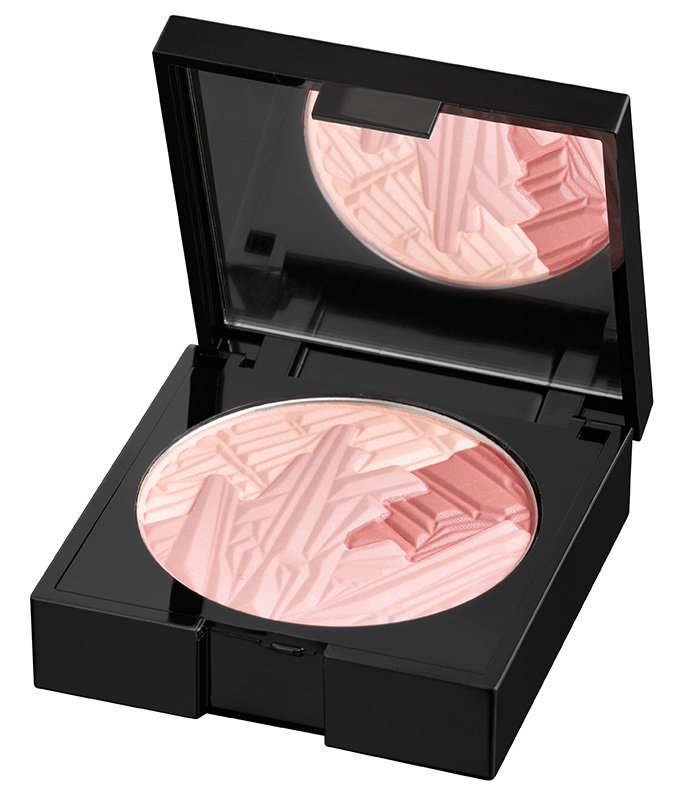 Alcina Brilliant Blush Tripple, 499 Kč, koupíte v kosmetickém salonu