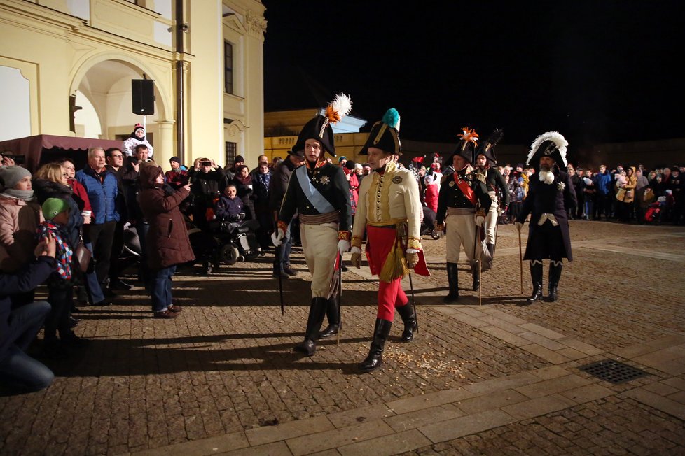 Císař Napoleon přijíždí podobně jako před 214 lety na zámek ve Slavkově.