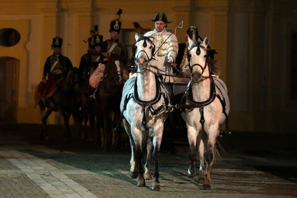 Císař Napoleon přijíždí podobně jako před 214 lety na zámek ve Slavkově.