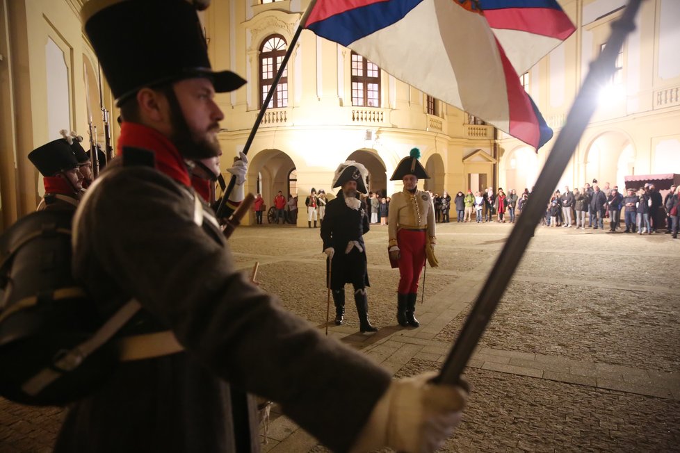 Císař Napoleon přijíždí podobně jako před 214 lety na zámek ve Slavkově.