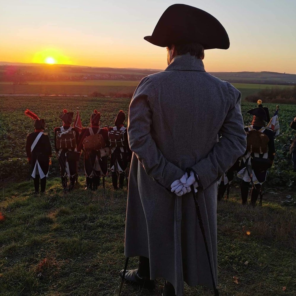 Americký herec Mark Schneider (50) v roli Napoleona, podobně jako skutečný vojevůdce před 214 lety, vítá na své pozorovatelně východ slunce nad bojištěm bitvy u Slavkova.