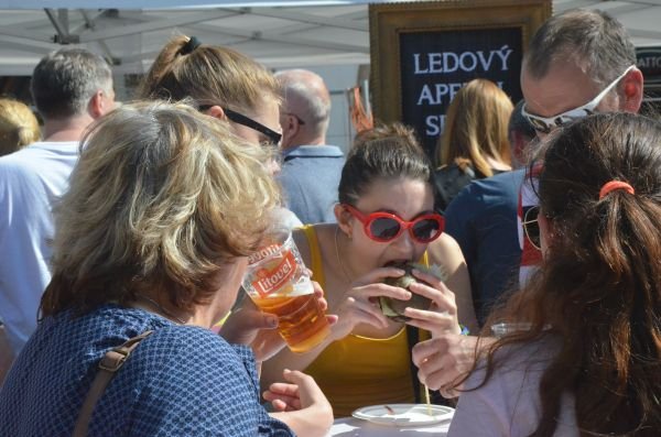 Návštěvníci měli možnost ochutnat nejrůznější speciality z olomouckých tvarůžků.