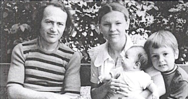 Marta Jandová jako miminko uprostřed s tátou Petrem Jandou, mámou Janou a bratrem Petrem.