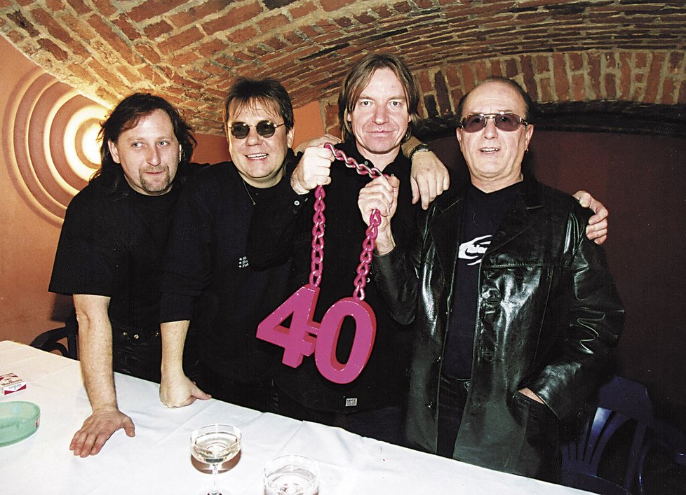 Bubeník skupiny Olympic (vlevo) zemřel 4. května 2013.