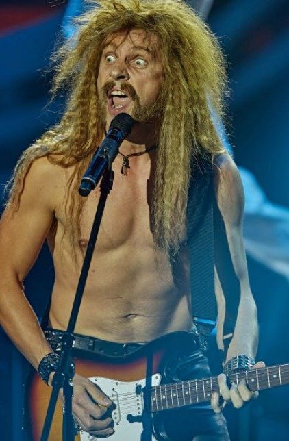 Roman Vojtek se v Tvoje tvář má známý hlas proměnil ve zpěváka skupiny Metallica Jamese Hetfielda.