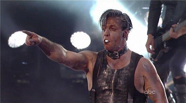 Till Lindemann měl žárovku puse samozřejmě také.