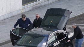 Prezidentův kancléř Vratislav Mynář a poradce Martin Nejedlý po příletu do České republiky zpět z Číny. Kvůli zrušeným přímým letům měli mezipřistání v Dubaii (28. 2. 2019)