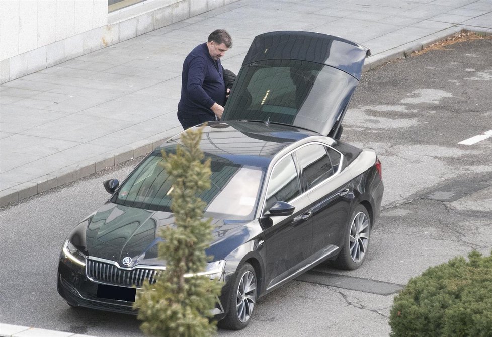 Martin Nejedlý je prezidentovým poradce. Proč v době šíření koronaviru byl s hradním kancléřem Vratislavem Mynářem a šéfem fotobalové Slávie Jaroslavem Tvrdíkem v Číně, Hrad tají. (28. 2. 2020)