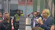 Vedení Slavie oznámilo fanouškům před stadionem radostnou zprávu. Vedení Slavie oznámilo fanouškům před stadionem radostnou zprávu.