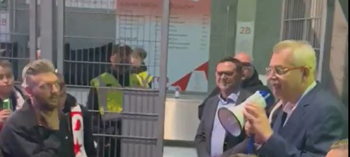 Vedení Slavie oznámilo fanouškům před stadionem radostnou zprávu.
