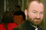 Kněz Erik Tvrdoň, kterému odvolací soud v Pardubicích zrušil pětiletý trest vězení za znásilnění a pohlavní zneužívání několika žen, zůstává ve vazbě.