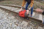 Další průšvih youtuberů TVTwixx: Nechali batoh přejet vlakem, věc šetří policie
