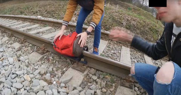 Další průšvih youtuberů TVTwixx: Nechali batoh přejet vlakem, věc šetří policie