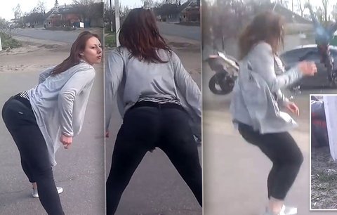 Šokující video: Holka twerkovala u silnice, motorkář čelně narazil do protijedoucího auta