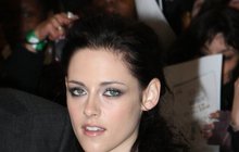 Nová móda podle Kirsten Stewart z Twilight: Tenisky k večerním šatům!