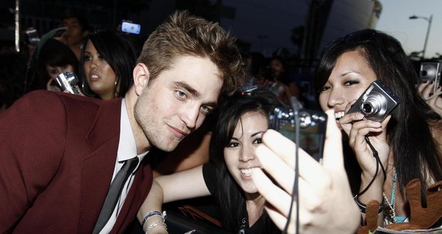 Robert Pattinson v obležení fanynek