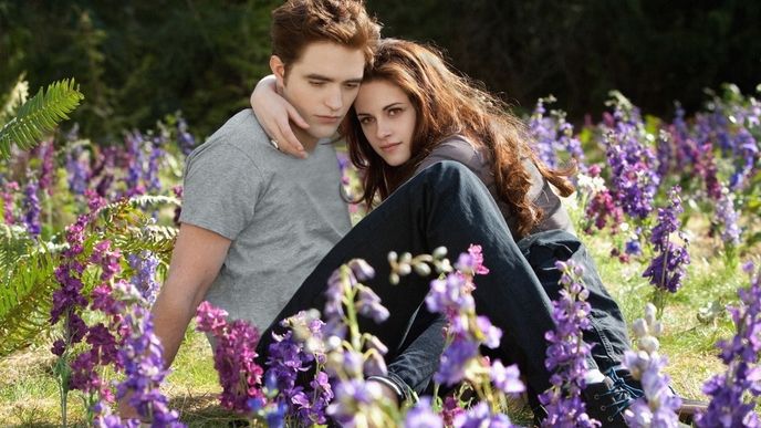 Hlavní hrdinové - Bella (Kristen Stewardová) a Edward (Robert Pattinson).