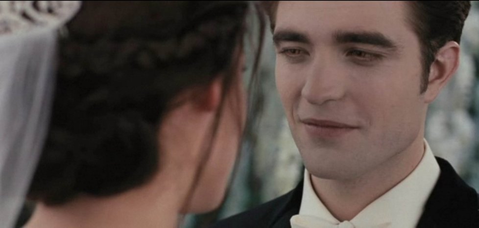 Edward se na Bellu usmívá