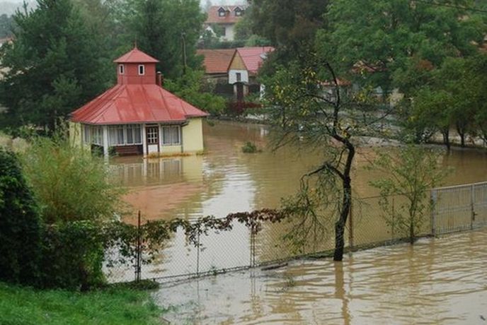 Rozvodněná Jevišovka u Střelic zaplavila zahrádky, cca 15 lidí muselo opustit domy a přečkávají povodně u příbuzných 