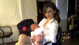V pátek Miranda zveřejnila fotografii, na které během focení nové kampaně kojí svého syna.