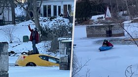 Kanadští záchranáři i místní obyvatelé pomáhali ženě, která se svým autem probořila na dno zamrzlé řeky.