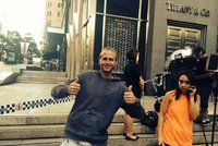 Čech v Sydney: Vysmátá fotka před přepadenou kavárnou! Galerie idiotských selfie
