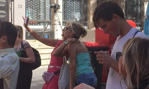 Suvenýr ze Sydney? Selfie s přepadenou kavárnou, v níž islamistický šílenec drží desítku rukojmích