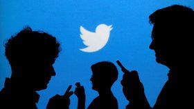 Na Twitteru trendovalo antisemitské heslo. Šlo o chybu, brání se společnost