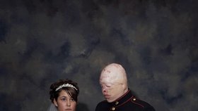 Slavná fotka ze svatby vojáka Ty Ziegela a Renee obletěla svět.