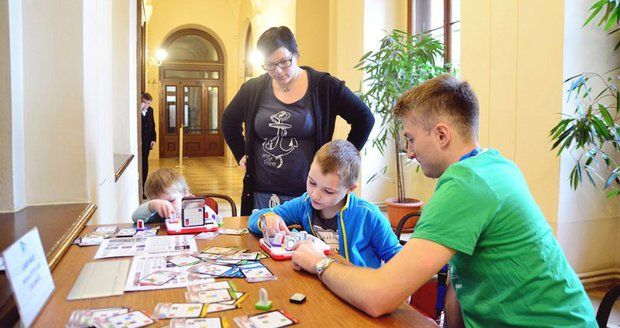 Týden vědy a techniky je letos promyšlenější. Každý je věnovaný jinému tématu. Třeba v úterý poznávali Pražané kouzlo světla.