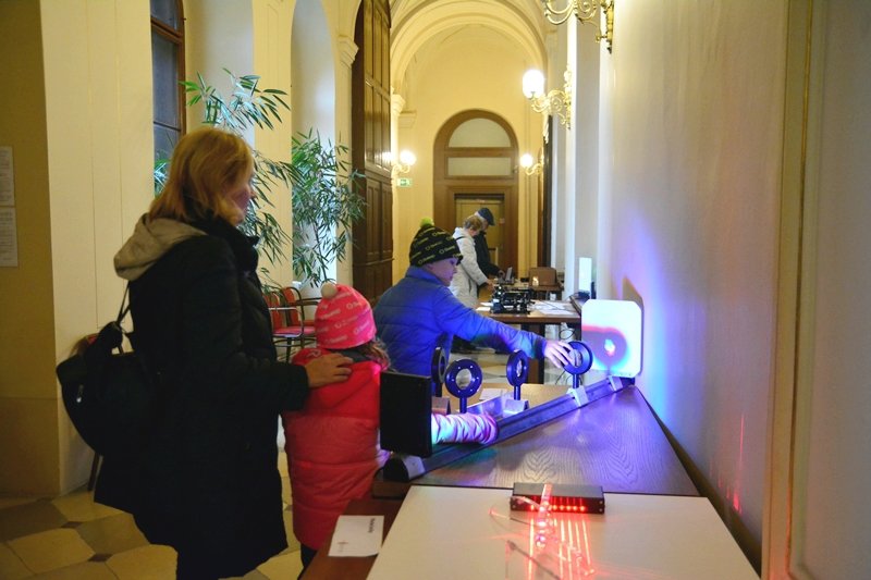 Týden vědy a techniky je letos promyšlenější. Každý je věnovaný jinému tématu. Třeba v úterý poznávali Pražané kouzlo světla.