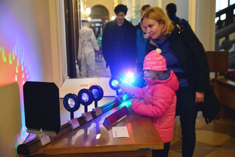 Týden vědy a techniky je letos promyšlenější. Každý je věnovaný jinému tématu. Třeba v úterý poznávali Pražané kouzlo světla.