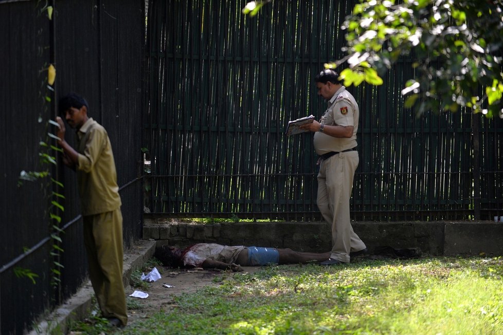 Mrtvý mladík, kterému se stala návštěva indické zoo tou poslední chvílí v životě.