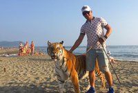 Cirkusák vyrazil na pláž s tygrem. Není agresivní, hájí reklamu