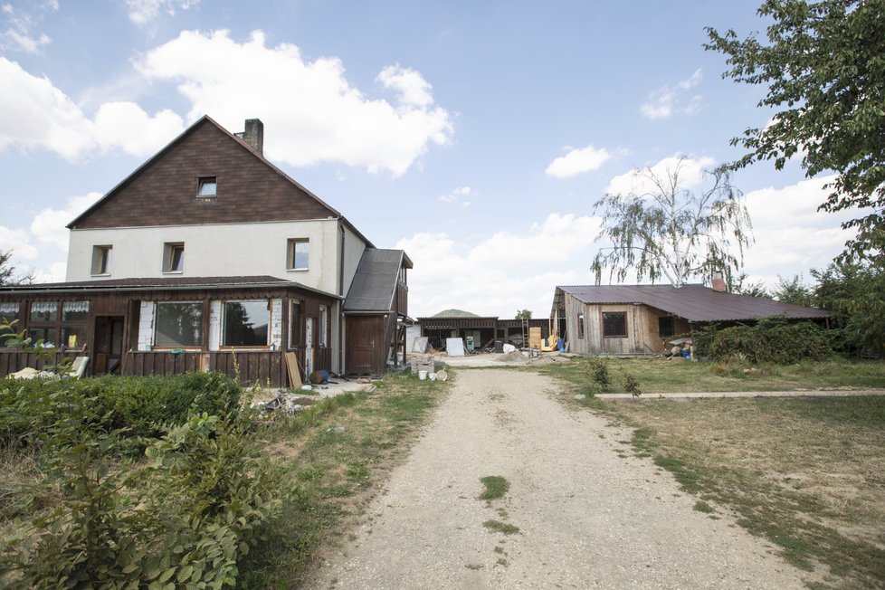 V tomto domě ve Zbynech zvířata porcovali. Zástěrkou pro ohavný byznys bylo preparátorství.