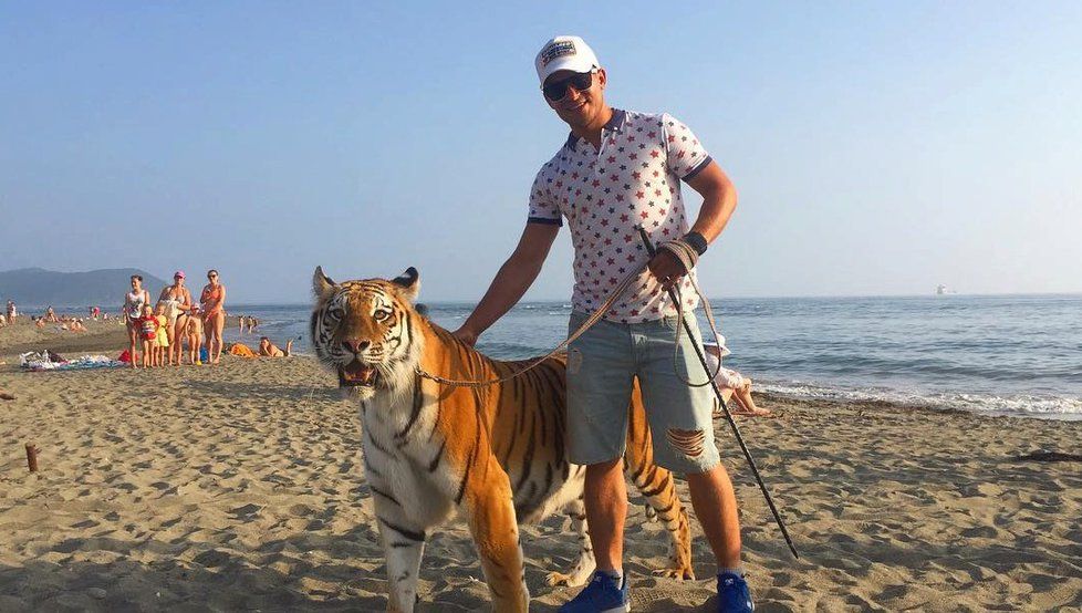Ruský cirkus pustil mezi lidi na pláži tygra. Byla to reklama, hájí se.