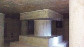 Záhadná místnost podepřená sloupy připomíná saunu. K čemu slouží, ví jen zasvěcení.