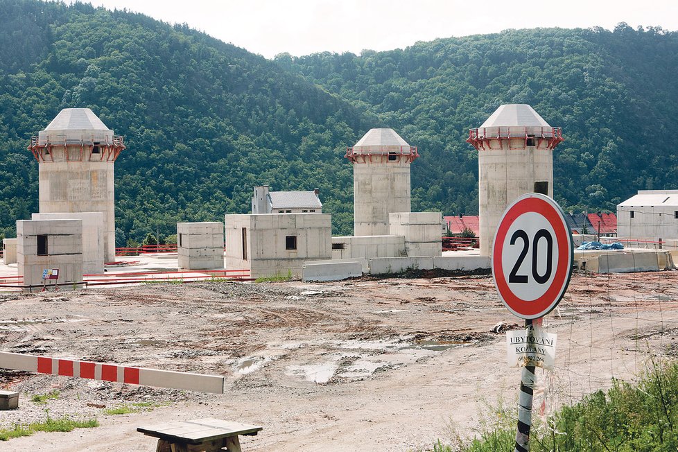 Pokud bude stavba dokončena, zakryje fasáda věže tak, že z nich budou vidět jen vršky