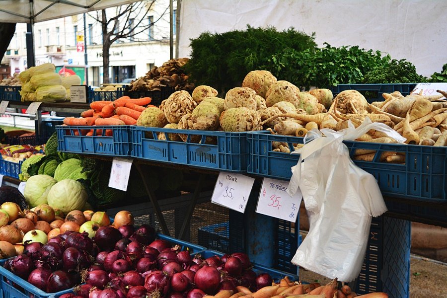 Farmářské trhy na Tylově náměstí nabízí výběr od pondělí do pátku z 20 stánků.