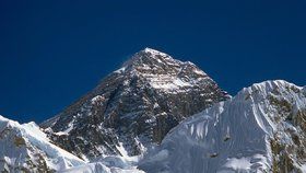 Vlivem globálního oteplování taje led na Mount Everestu a odkrývá těla horolezců.