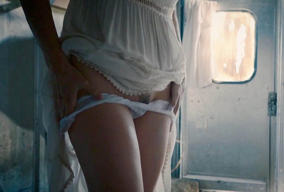 Liv Tyler v seriálu Pozůstalí sundá kalhotky.