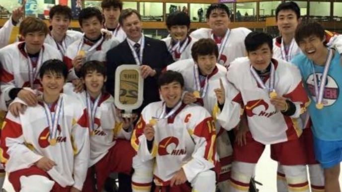 Tým čínské hokejové reprezentace do 20 let. Zahraje si některý z mladíků KHL?