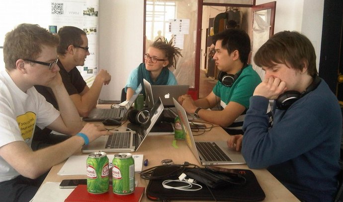 Tým CSS Piffle s mentorkou na StartupWeekend Prague.