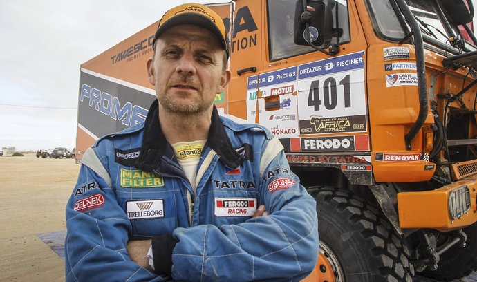 Tomáš Tomeček míří ve své závodní tatře do afrického Dakaru úplně sám