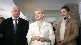 Manžel bývalé ukrajinské premiérky Julie Tymošenkové žádá v Česku o azyl poté, co ona byla odsouzena k 7 letům vězení. Na fotografii jsou s dcerou Eugenií
