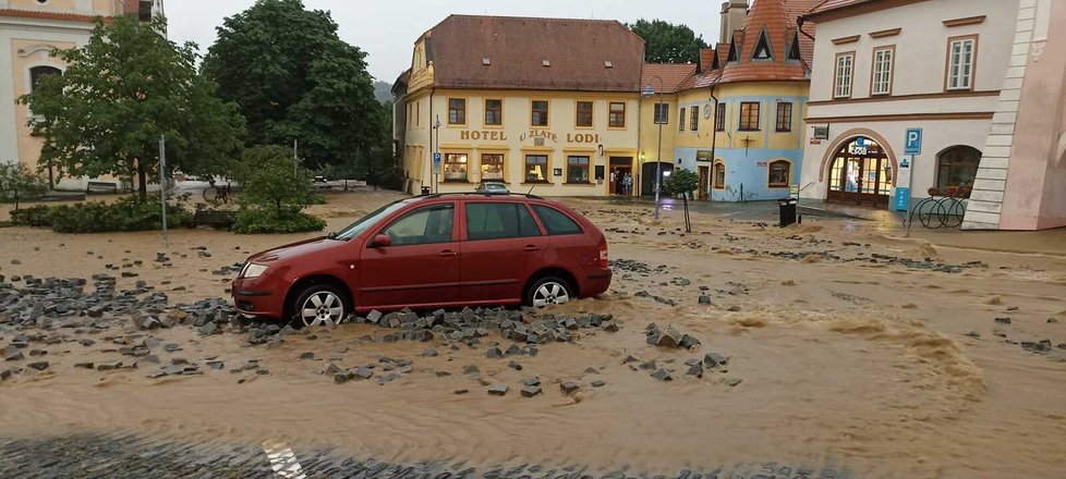 Náměstí na Vltavotýnsku v Jihočeském kraji zaplavila voda