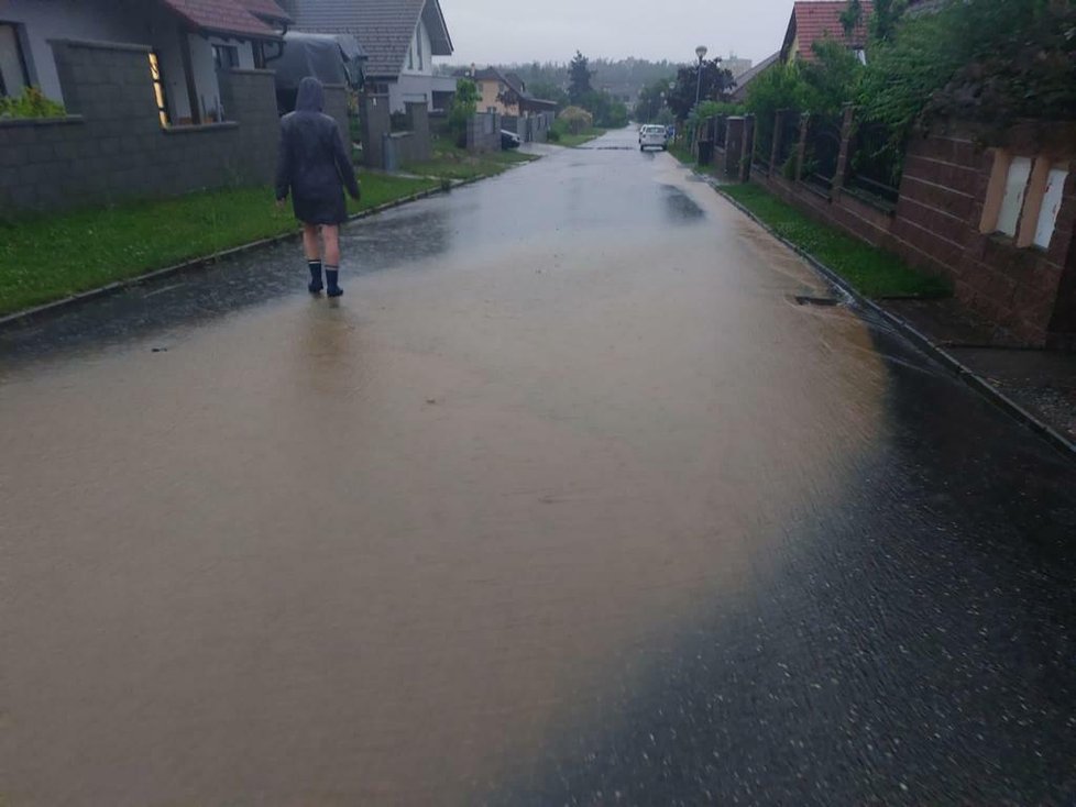 Okolí Týna nad Vltavou zasáhly lokální povodně.